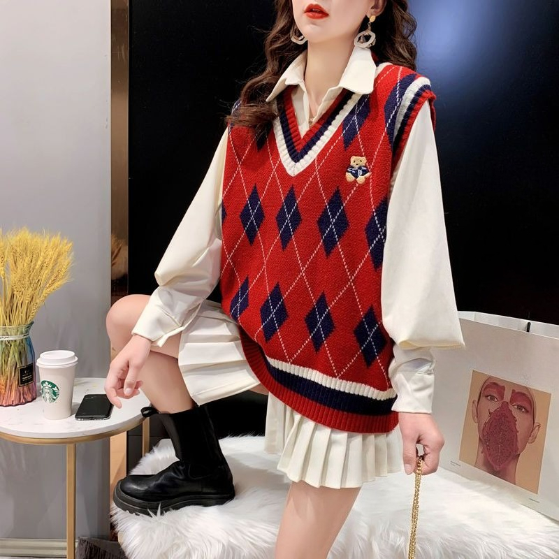 Winter Clothing Offer - سترات حمراء متماسكة للنساء صدرية بدون