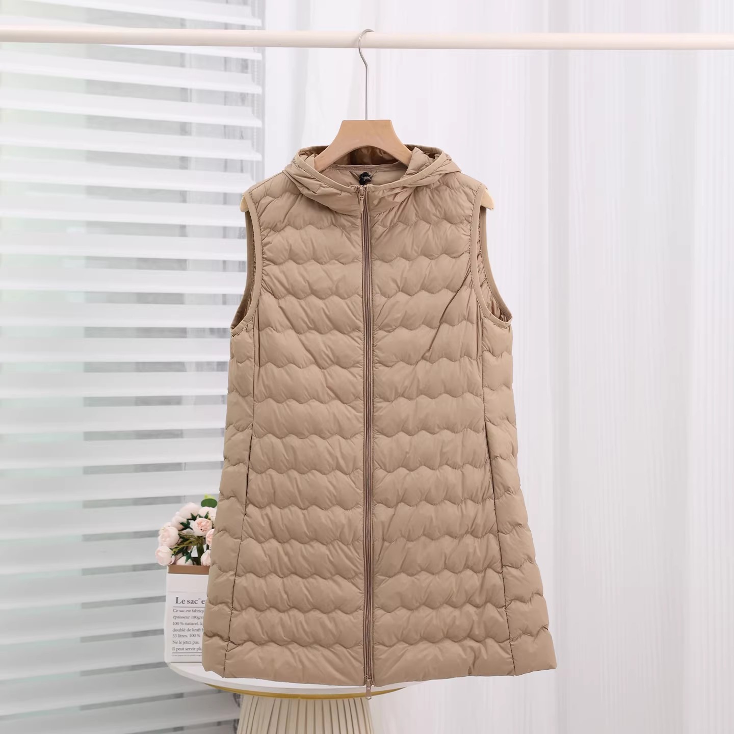 سترة نسائية بدون أكمام مع غطاء - مراجعة Down Vest Ultralight وسعره
