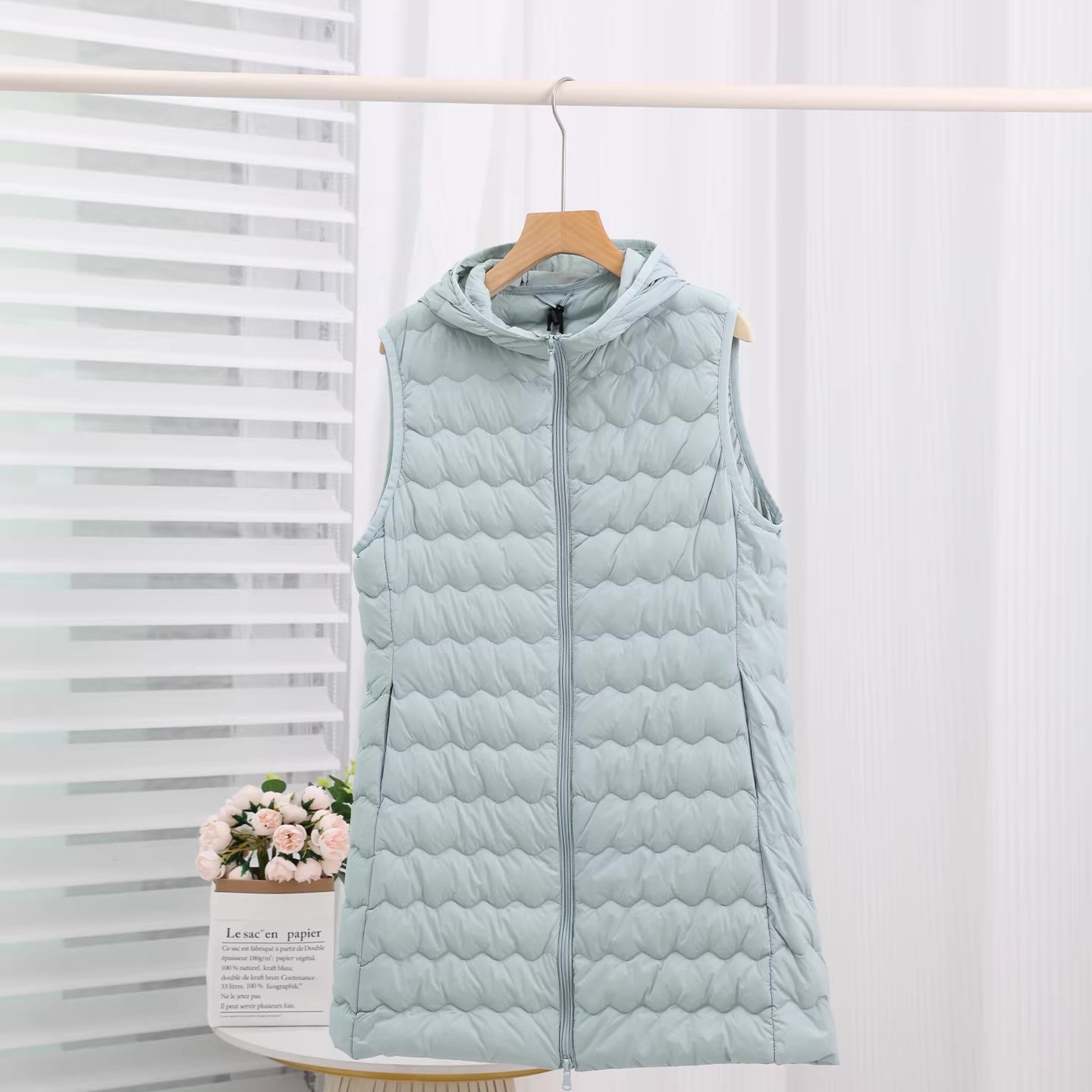 سترة نسائية بدون أكمام مع غطاء - مراجعة Down Vest Ultralight وسعره